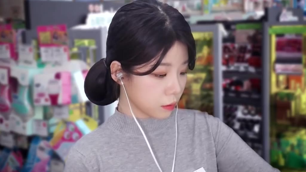 yeonchu助眠-扮演化妆品销售员小姐姐的耳语